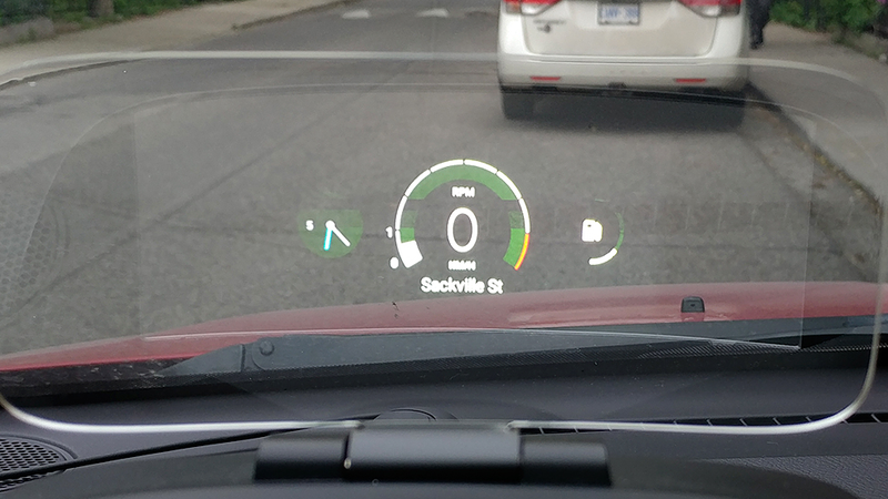 Además de un mapa en vivo, Navdy puede mostrar un panel de control personalizable para que puedas supervisar tu velocidad sin tener que mirar hacia abajo.